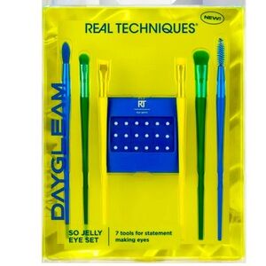 Eye Brush set, statement making tools angled for delicate eye makeup blast !!